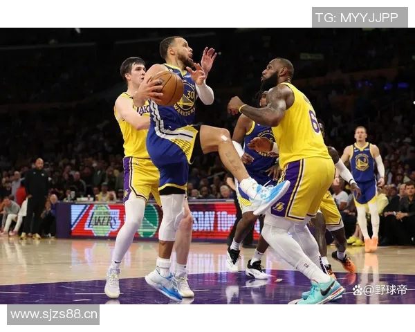 镜头捕捉：篮球八卦赛场小动作引发热议