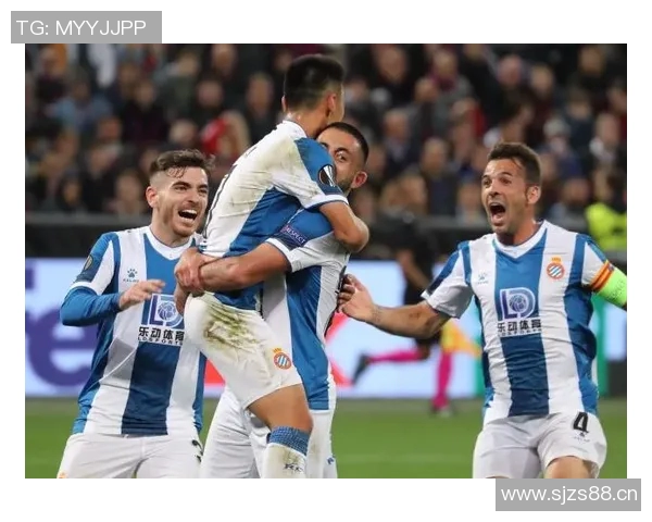 镜头捕捉：欧联赛场小动作引发热议